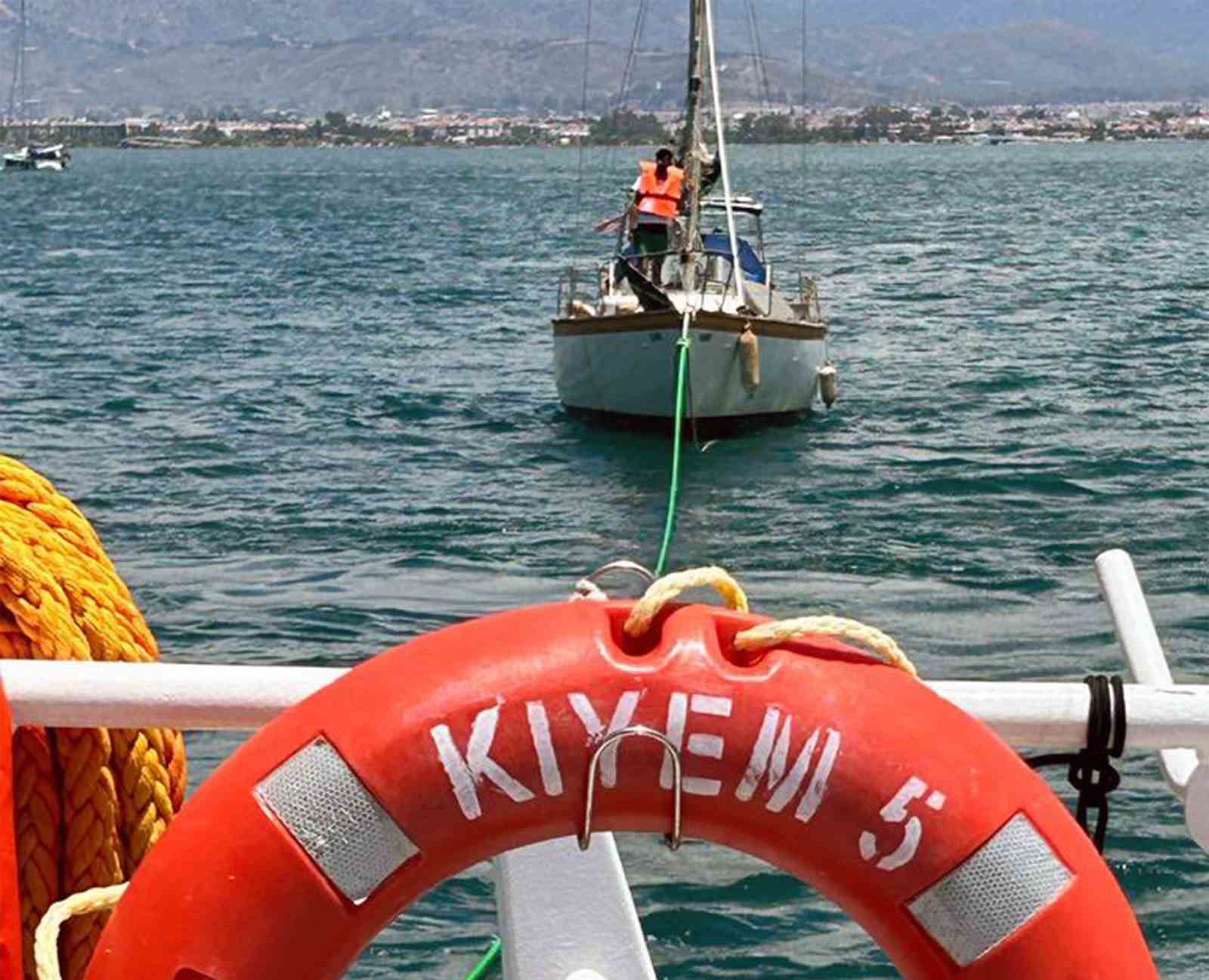 FETHİYE AÇIKLARINDA MAKİNE ARIZASI YAPAN 12 METRE UZUNLUĞUNDAKİ TEKNE KIYI