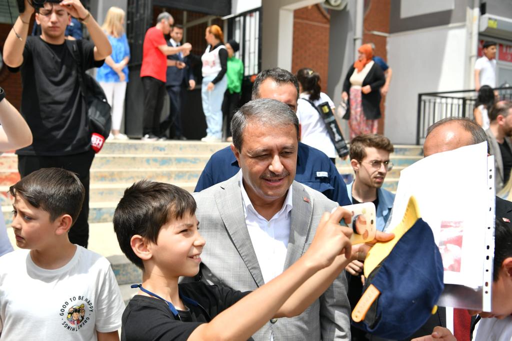 Öğrenciler Karne Sevinci Yaşadı Vali Hasan Şıldak, 2022-2023 Eğitim-Öğretim Yılının sona ermesi dolayısıyla karne