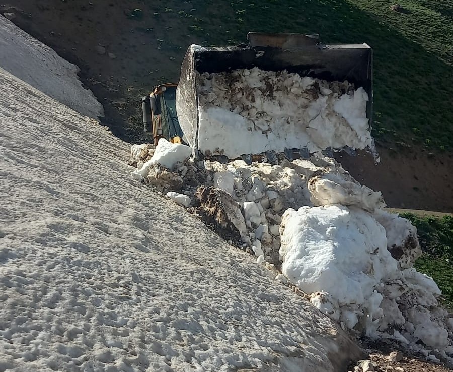 HAKKARİ BELEDİYESİ EKİPLERİ, 3500 RAKIMLI BERÇELAN YAYLASI’NDA KARLI YOLLARI AŞARAK