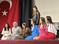 Susurluk Belediyesi Gençlik Tiyatrosu’nun, “Otobüs” adlı tiyatro oyunu Bandırma Belediyesi’nin