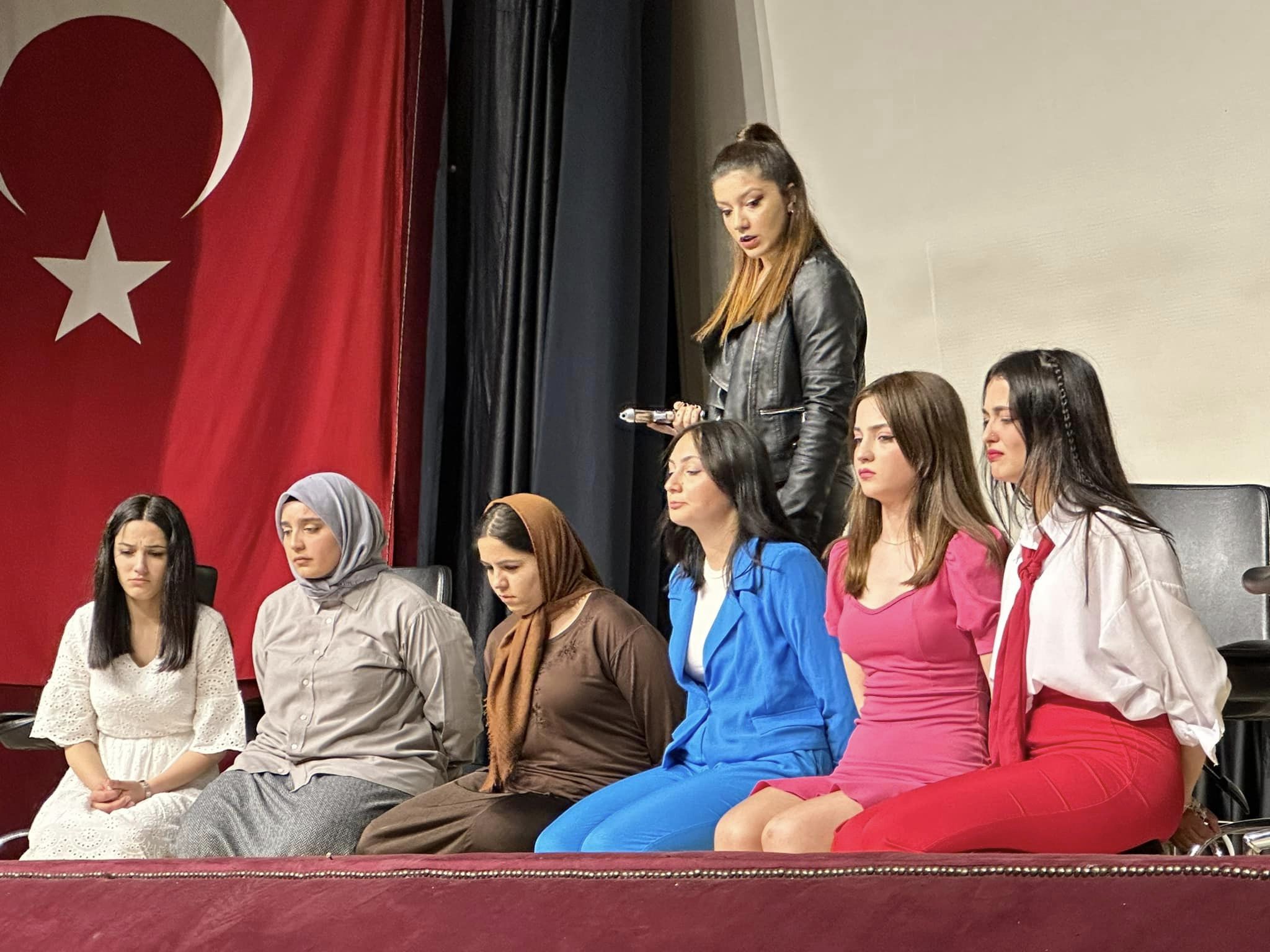 Susurluk Belediyesi Gençlik Tiyatrosu’nun, “Otobüs” adlı tiyatro oyunu Bandırma Belediyesi’nin