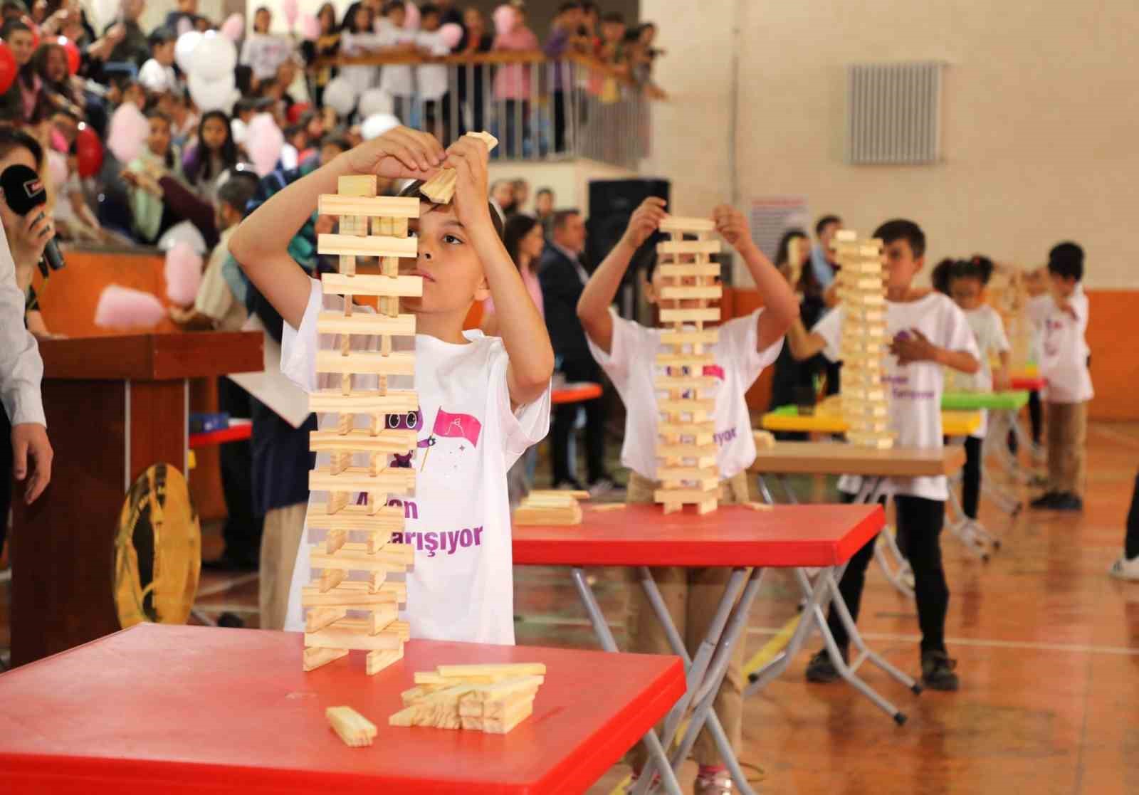 AFYONKARAHİSAR’DA 40 OKULUN YARIŞTIĞI ‘YETENEKLİ ELLER HEM EĞLENİYOR HEM YARIŞIYOR’