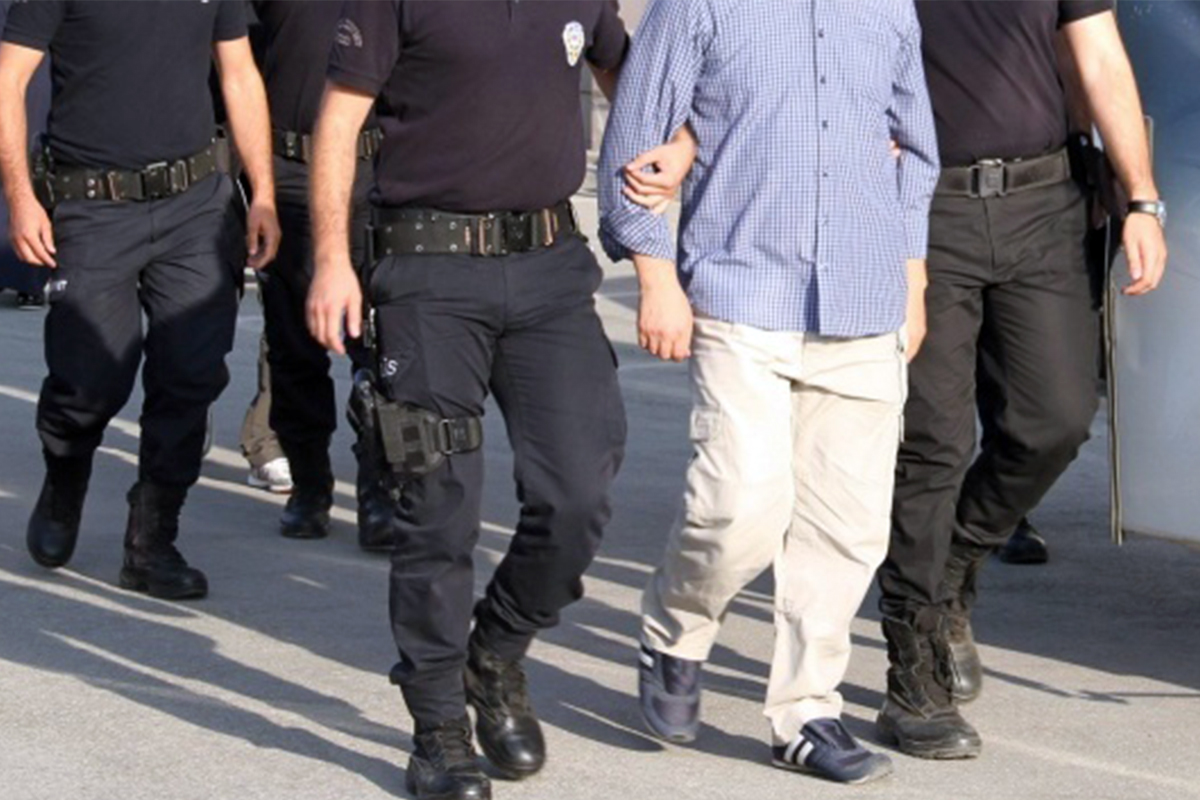 İstanbul’da FETÖ’nün hücre evlerine operasyon: 18 gözaltı İstanbul’da Fetullahçı Terör Örgütüne yönelik yürütülen operasyonda, örgüt içinde “gaybubet”