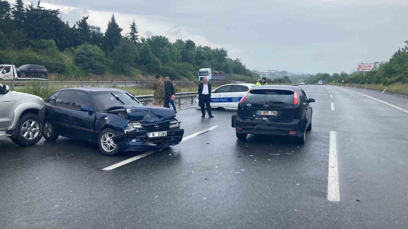 TEM OTOYOLU DÜZCE GEÇİŞİNDE 5 AYRI TRAFİK KAZASINDA 14 ARAÇ