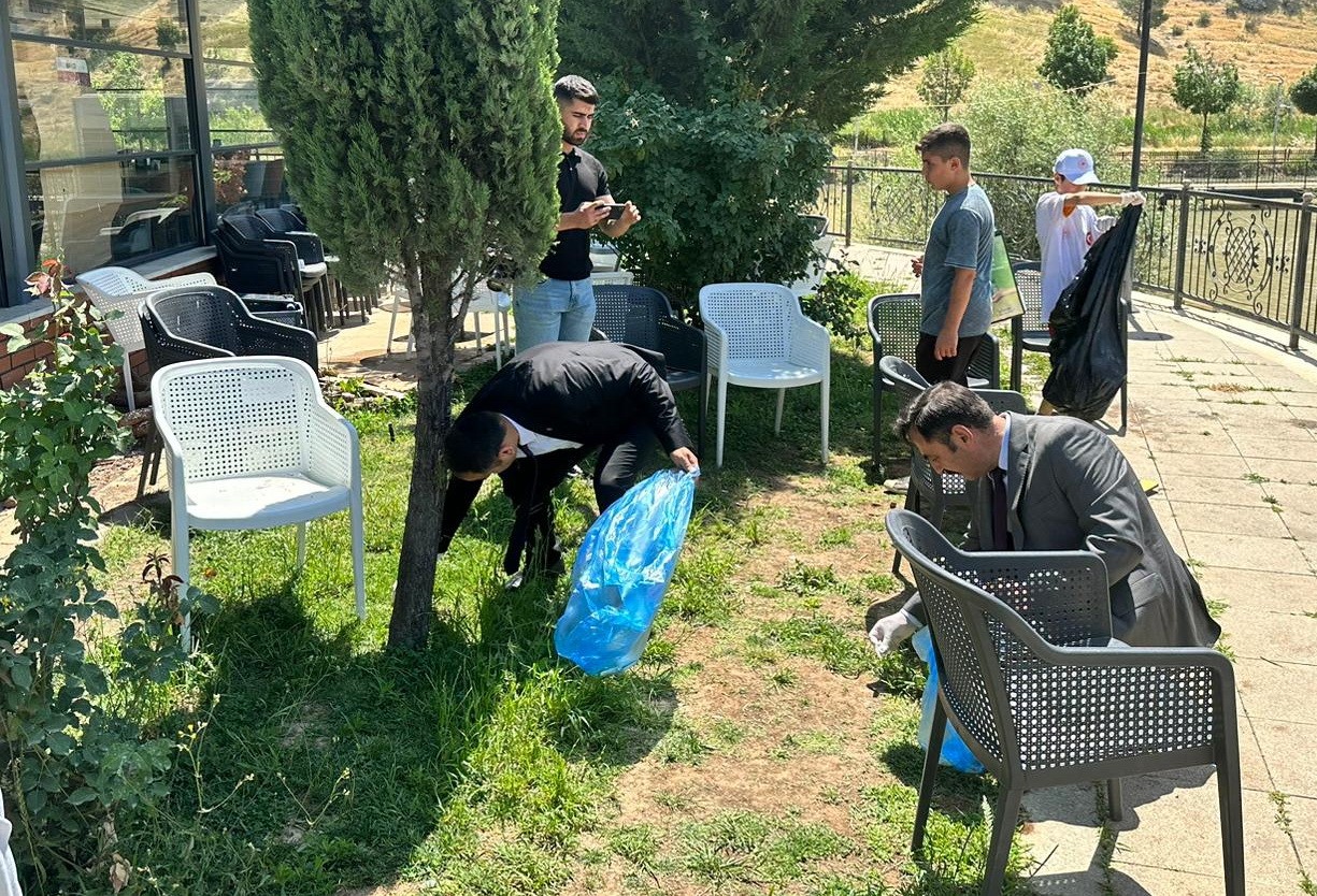 5 HAZİRAN ÇEVRE GÜNÜ NEDENİYLE ADIYAMAN’DA DÜZENLENEN ETKİNLİKTE ÇEVRE TEMİZLİĞİ