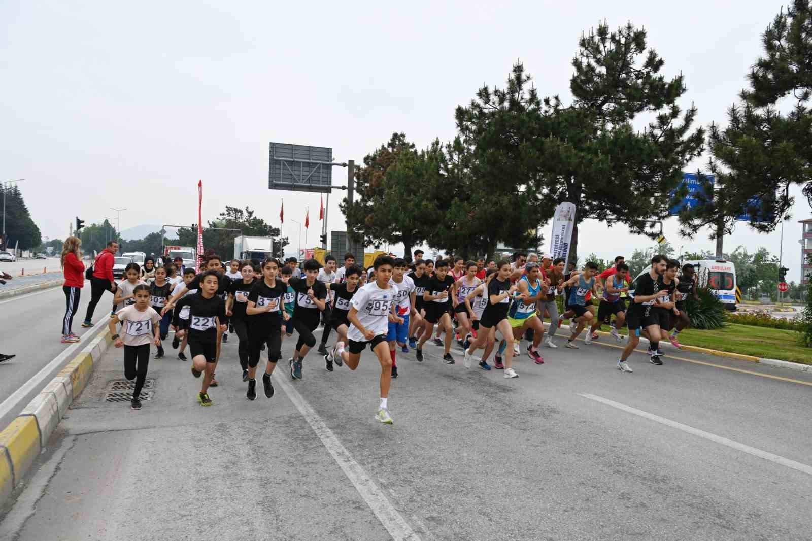 ISPARTA ULUSLARARASI GÜL FESTİVALİ KAPSAMINDA GÜL KOŞUSU DÜZENLENDİ. KOLÇELİK KAVŞAĞINDAN