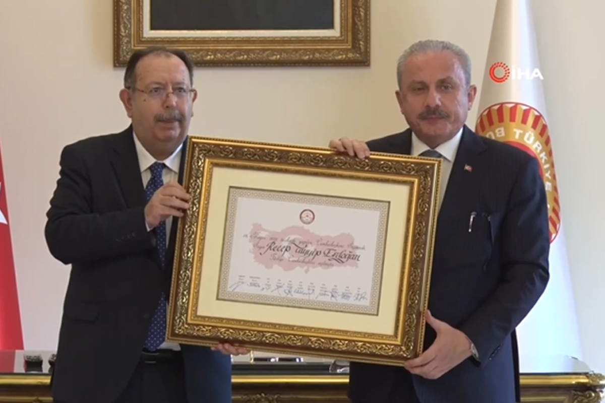 Cumhurbaşkanı Erdoğan’ın mazbatası teslim edildi Cumhurbaşkanı Recep Tayyip Erdoğan’ın mazbatası TBMM Başkanı Mustafa Şentop’a teslim