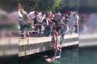 Üsküdar’da yüzmek için denize giren bir çocuk boğulma tehlikesi yaşadı.