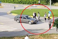 Sakarya’nın Adapazarı ilçesinde düğün konvoyunu önünü keserek para isteyen bir