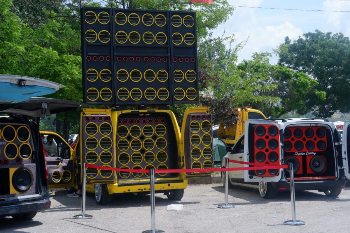 250 bin liralık araca 1,5 milyonluk ses sistemi döşetti Edirne’de gerçekleştirilen modifiyeli araçlar festivalinde, bazı araçları ve ses sistemlerini