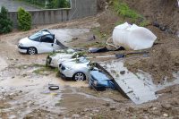 Samsun’da sel sularına dayanamayan sitenin otoparkındaki istinat duvarı 5 aracın