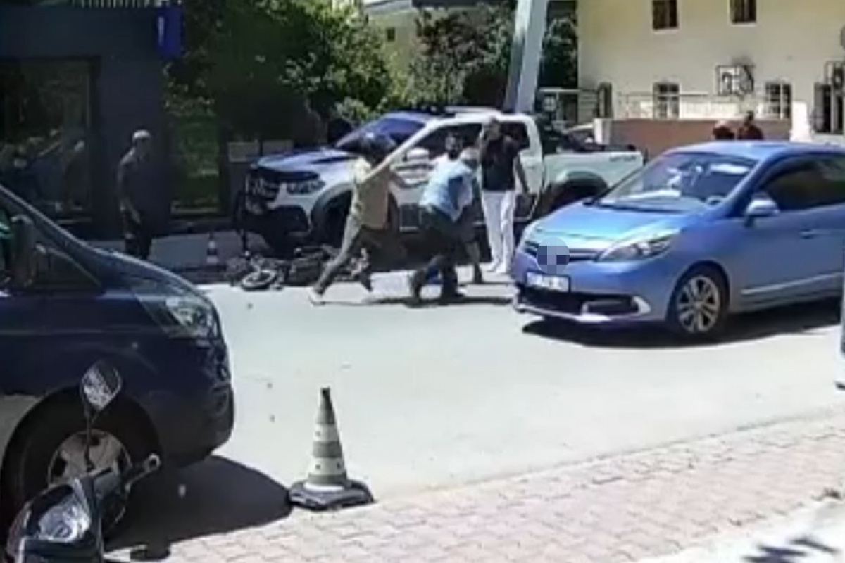 Antalya’da trafikte yaşanan olay, izleyenlere “yok artık” dedirtti. Güvenlik kamerasına