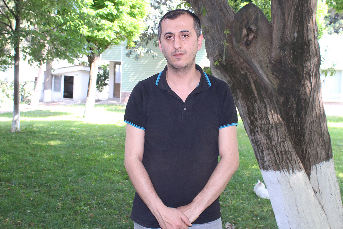 İzmir’de toplu taşımada kitap okurken bir kadın tarafından gizlice fotoğrafı