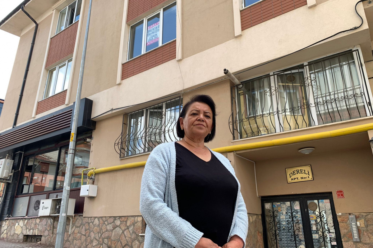 Eskişehir’de kiracı olduğu evden eşyaları ile birlikte sokağa atılan Şerife