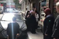 Bağcılar’da yabancı uyruklu bir kadın, bir esnafın dükkanının önüne çöp