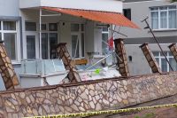 Selden yıkılan parkın duvarı evlerin balkonlarına zarar verdi