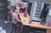 Kadıköy’de bir kuaföre gelen 2 kadın 15 bin TL değerinde