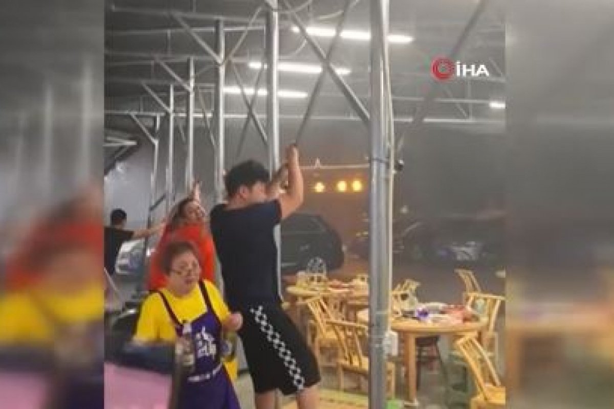 Çin’in Hubei eyaletine bağlı Yichang kentinde etkili olan şiddetli rüzgar