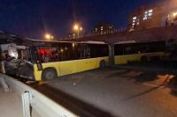 Başakşehir’de İETT otobüs şoförü direksiyon hakimiyetini kaybederek karşı şeritteki bariyerleri