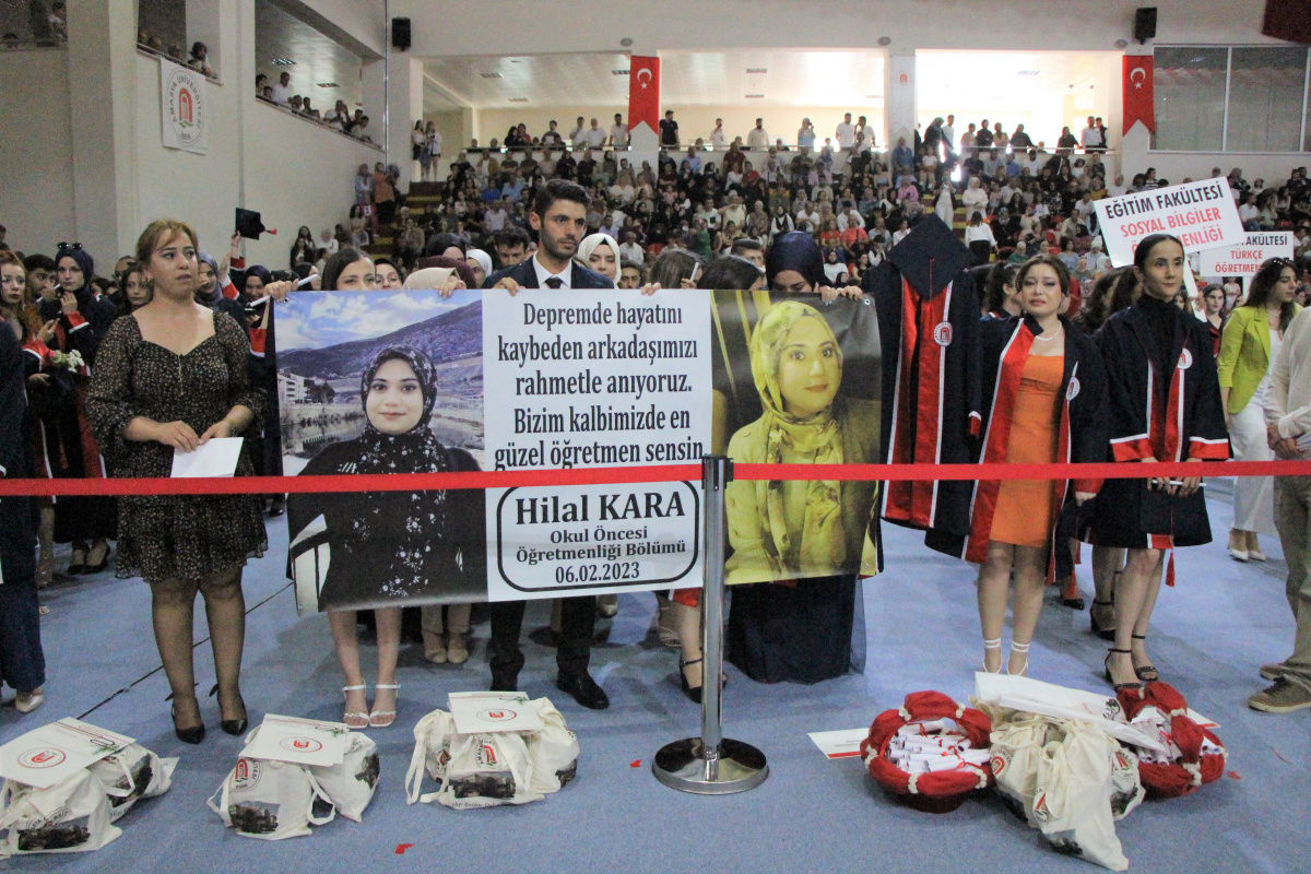Amasya Üniversitesi’nin düzenlediği mezuniyet töreninde, 6 Şubat’taki deprem felaketinde hayatını