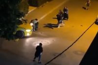 Küçükçekmece’de, iki grup kadın sokak ortasında saç saça baş başa