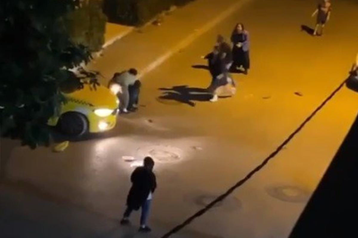 İki grup kadının saç saça baş başa kavgası Küçükçekmece’de, iki grup kadın sokak ortasında saç saça baş başa