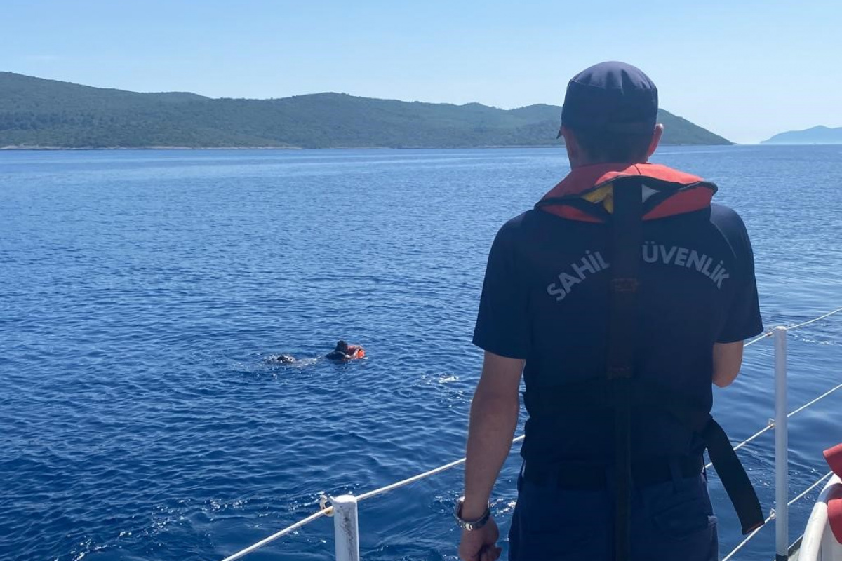Aydın’ın Kuşadası ilçesi açıklarında yüzerek Sisam Adası’na geçmeye çalışan bir