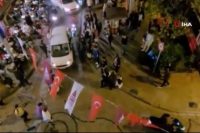 Galata Kulesi Meydanı’nda bir grup, hastaneye giden yolun trafiğini araçla