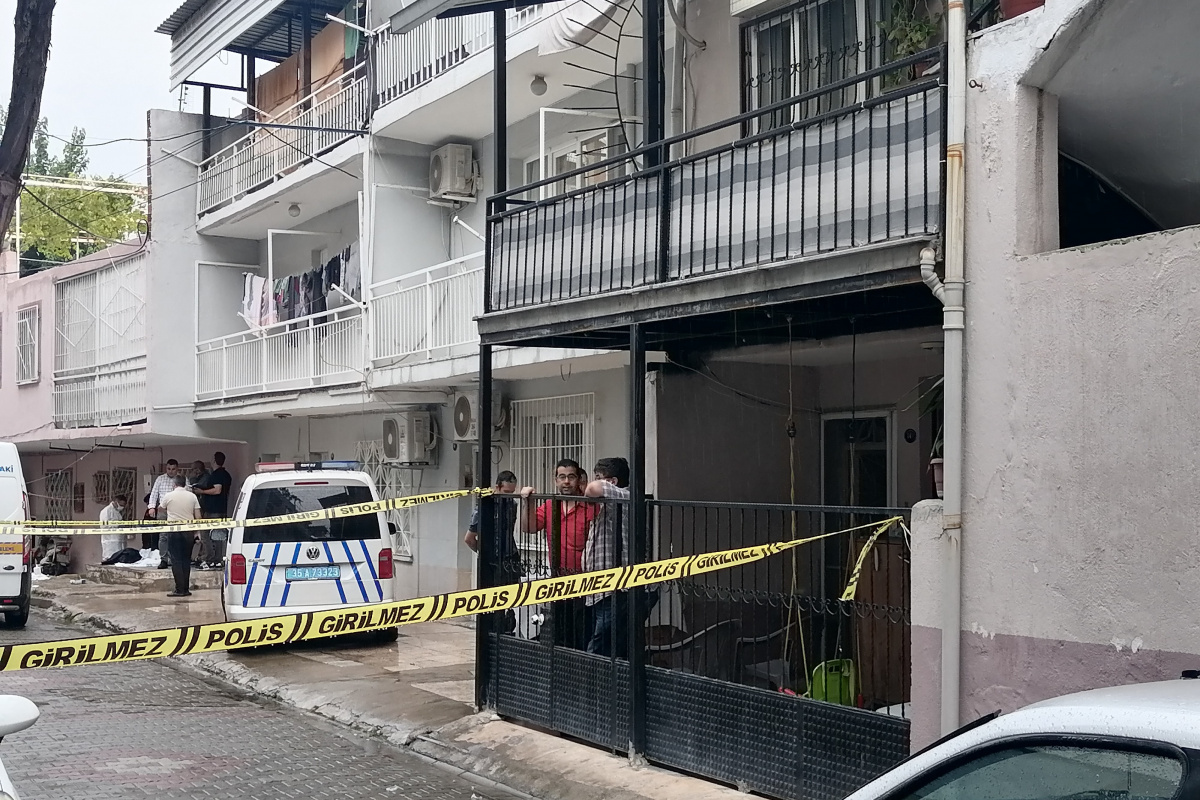 İzmir Bayraklı’daki bir evde 3 şahsın cansız bedeni bulundu. Şahısların