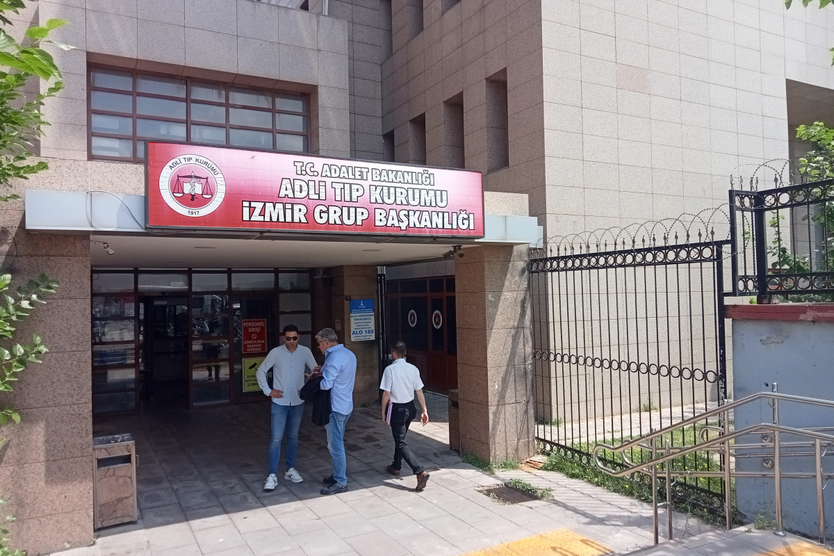 İzmir’in Bayraklı ilçesinde bir evde cesetleri parçalara ayrılmış vaziyette derin