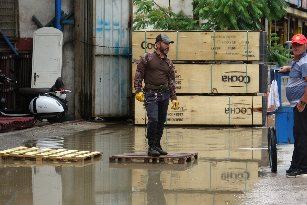 Sağanak hayatı felç etti, 27 iş yeri ve evleri su bastı Tokat’ta etkili olana sağanak yağmur hayatı olumsuz etkiledi. Meteoroloji Genel