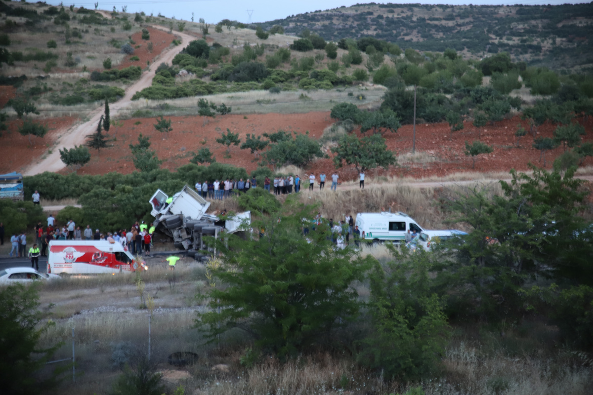 Gaziantep’te meydana gelen zincirleme trafik kazasında 3 kişi hayatını kaybederken,