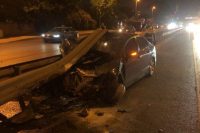 Kadıköy’de D-100 Kara Yolu’nda kontrolden çıkan otomobil yol kenarında bulunan