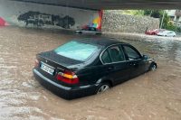 Başkentte 2 araç alt geçitte sular altında kaldı