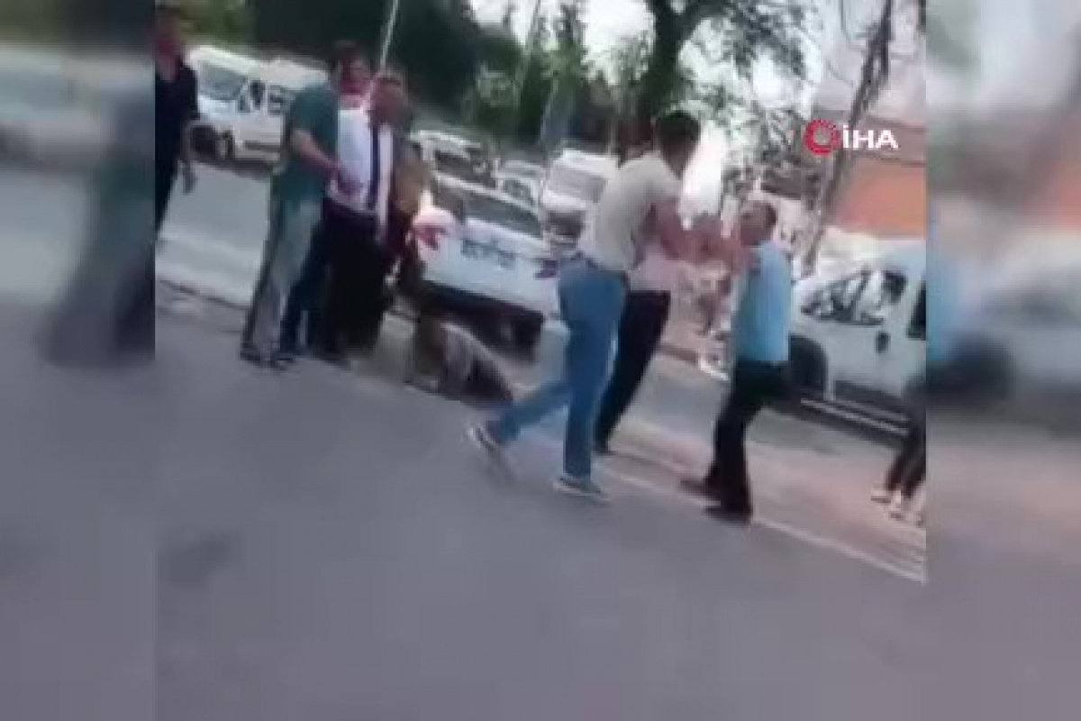 Yol verme tartışması boks maçına döndü İstanbul’da yol verme nedeniyle çıkan tartışmada cadde boks ringine döndü.