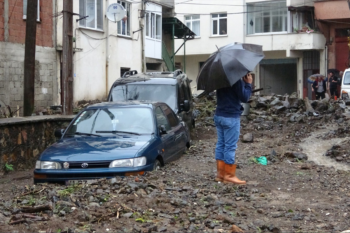 Giresun merkeze bağlı Duroğlu beldesinde gece etkili olan şiddetli yağışlar