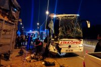 Çorum’un Osmancık ilçesinde yolcu otobüsünün tuğla yüklü tıra çarpması neticesinde