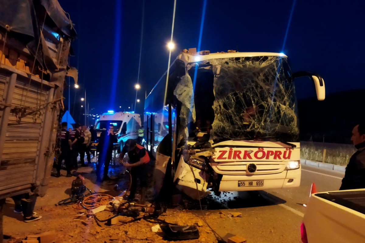 Çorum’un Osmancık ilçesinde yolcu otobüsünün tuğla yüklü tıra çarpması neticesinde