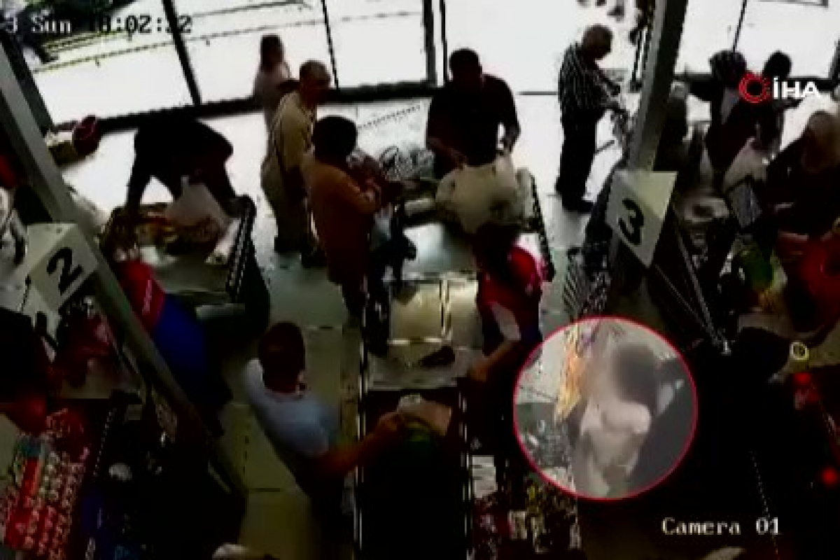 İstanbul Arnavutköy’de bir marketin kasiyerinin telefonunu gözüne kestiren şahıslar kasiyeri