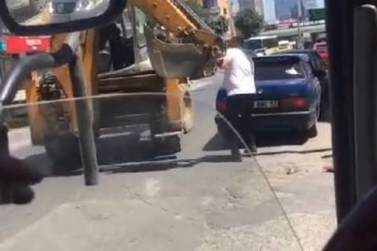 İş makinası operatörü trafikte otomobile kepçe ile vurmaya çalıştı Ümraniye’de bir iş makinası operatörü trafikte tartıştığı otomobil sürücüsüne kepçe