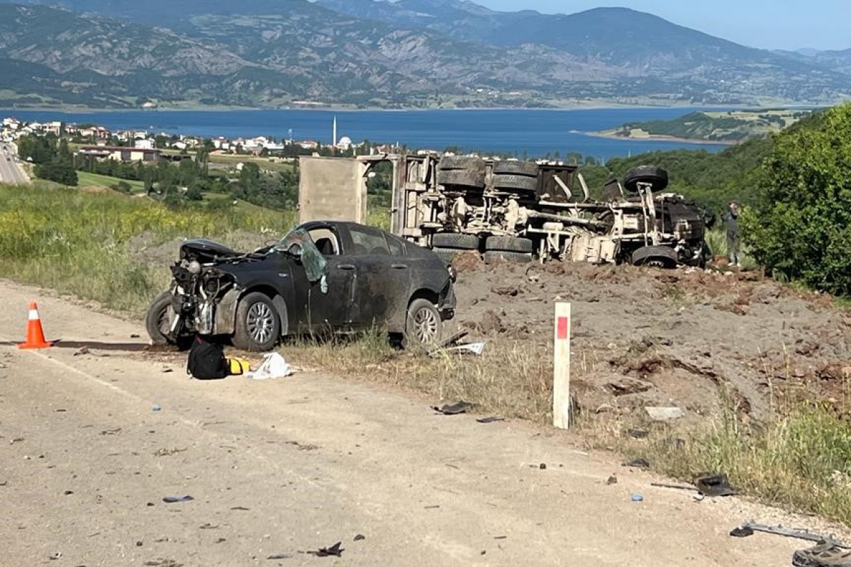 Tokat’ta otomobil ile kamyonun kafa kafaya çarpışması sonucu meydana gelen