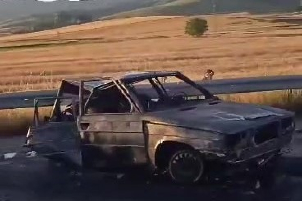 Düğüne giderken kaza yaptılar, yanan araçta can verdiler Amasya’nın Gümüşhacıköy ilçesinde iki aracın çarpışması sonucu meydana gelen kazada