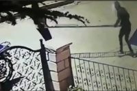 Eskişehir’de bir apartmana ait otoparkın girişindeki mazgalı çalarak kullandıkları motosiklete