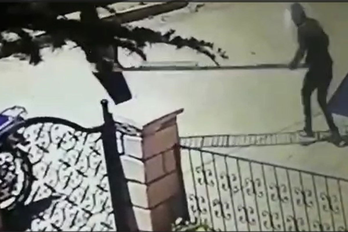 Eskişehir’de bir apartmana ait otoparkın girişindeki mazgalı çalarak kullandıkları motosiklete