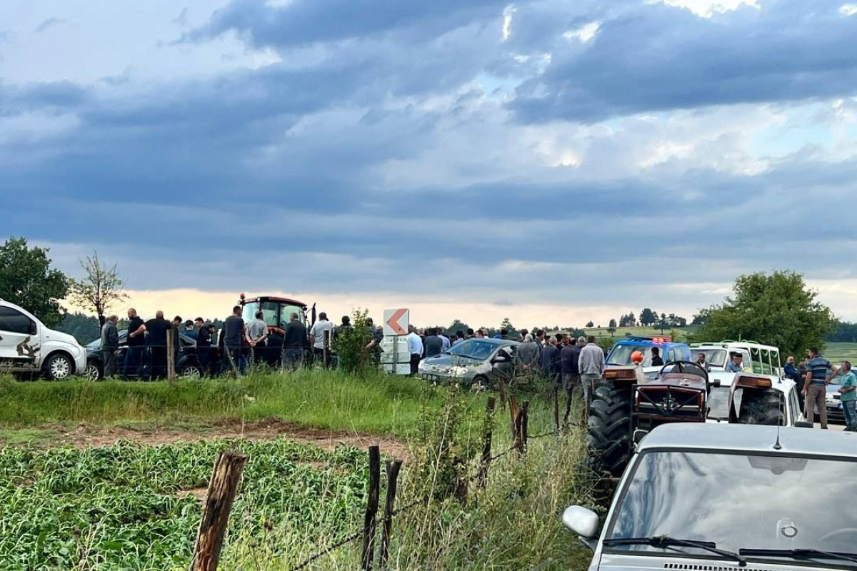Kastamonu’nun Taşköprü ilçesinde sarımsak tarlasında çalıştıkları sırada sağanak yağışa yakalanan