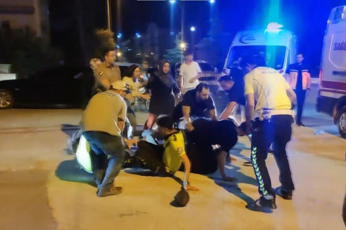 Meydana gelen trafik kazasının ardından ortalık savaş alanına döndü Burdur’da meydana gelen trafik kazasının ardından kazazede yakınları birbirine girdi,