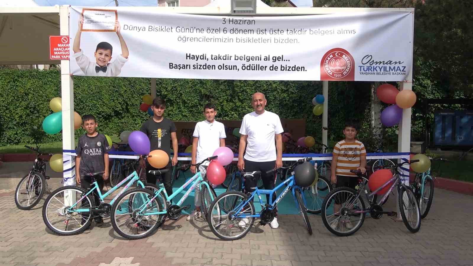 YAHŞİHAN BELEDİYESİ, 6 DÖNEM ÜST ÜSTE TAKDİR BELGESİ ALAN ÖĞRENCİLERE