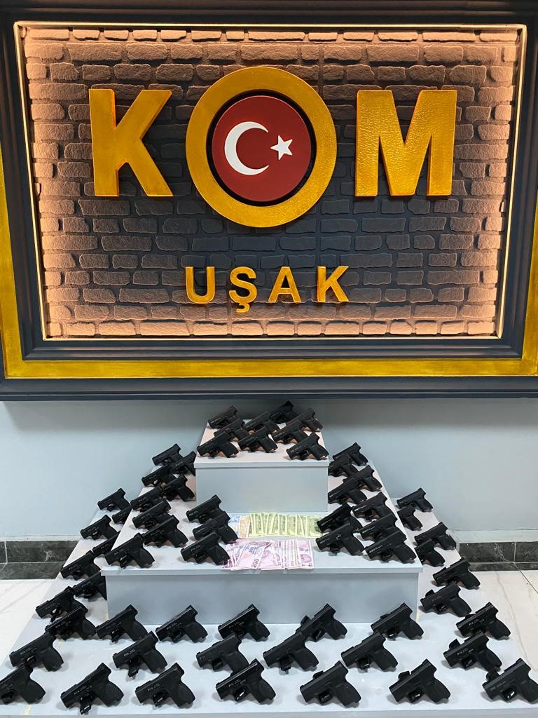 UŞAK’TA KOM ŞUBE MÜDÜRLÜĞÜ’NCE YAPILAN OPERASYONDA 63 RUHSATSIZ TABANCA 9