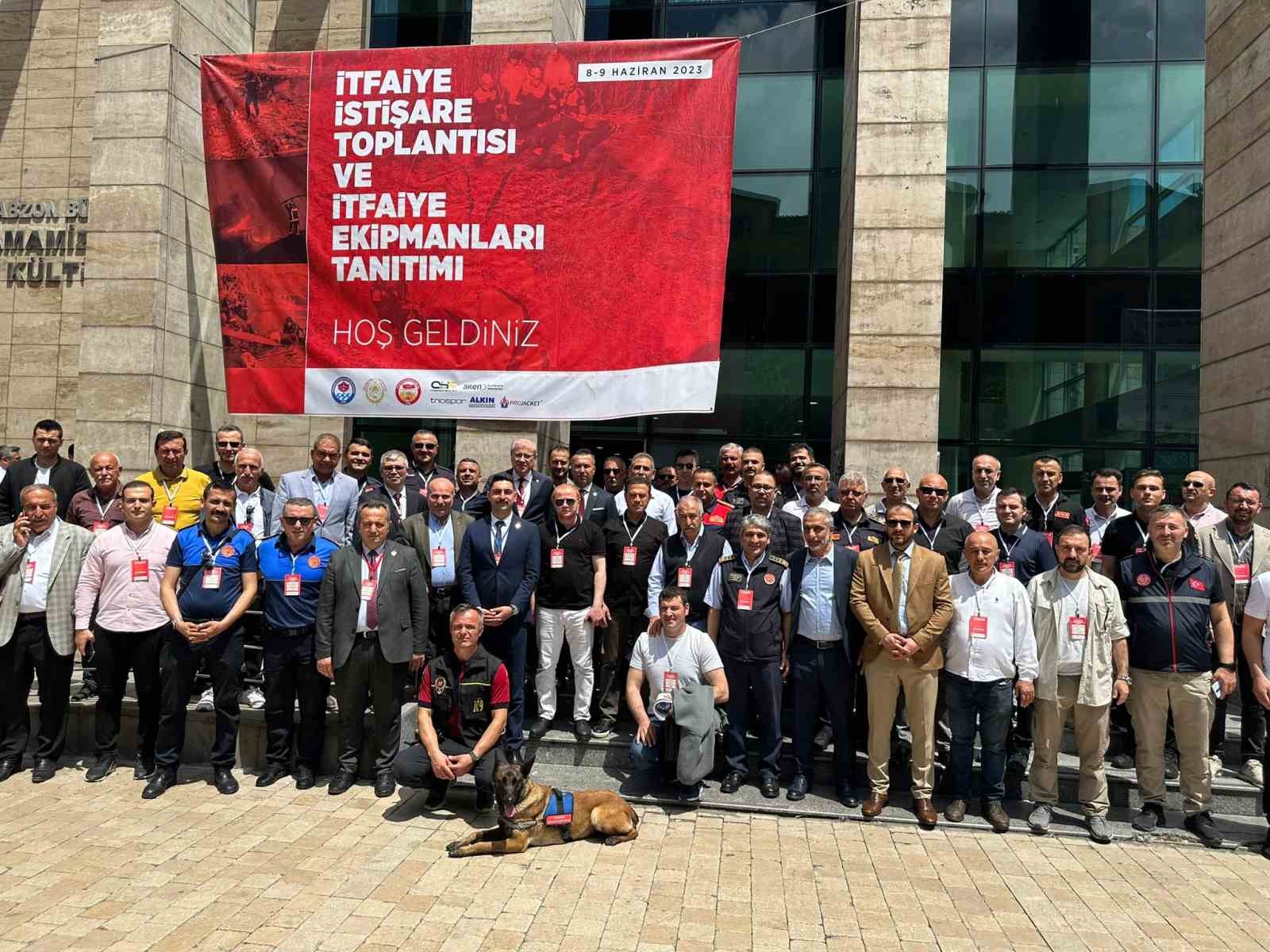 DÜZCE BELEDİYE BAŞKAN YARDIMCISI BARIŞ BAYRAK VE BERABERİNDEKİ DÜZCE BELEDİYESİ
