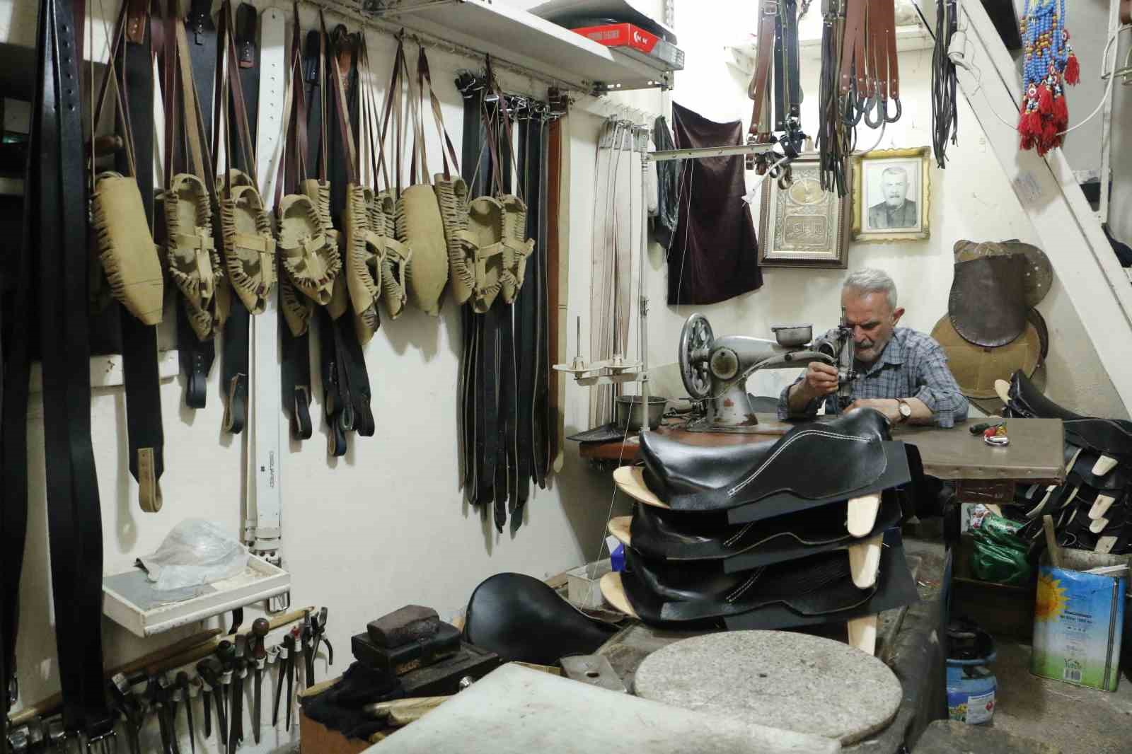 DİYARBAKIR'DA YAŞAYAN 90 YAŞINDAKİ KEMAL GURCUM, 75 YILDIR SARACİYE MESLEĞİNİ